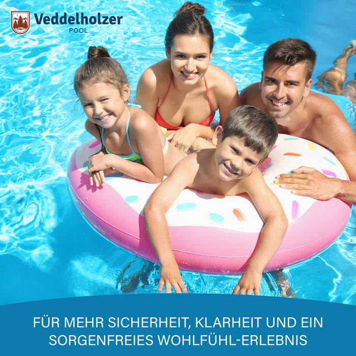 Eltern und zwei Kinder lachen am rosa Donut-Schwimmring im türkisen Poolwasser