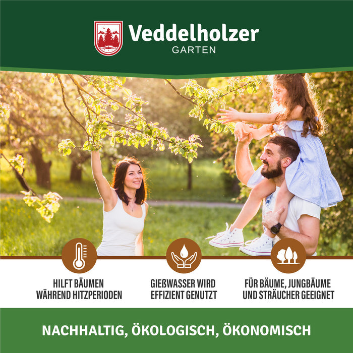 Frau und Mann mit Mädchen auf den Schultern unter blühenden Obstbäumen – „Nachhaltig, ökologisch, ökonomisch“