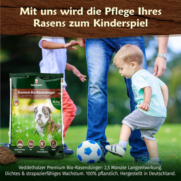 Kleinkind läuft an der Hand eines Erwachsenen zum Fußball auf dem Rasen, links der Sack – 2,5 Monate Langzeitwirkung