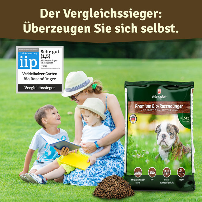 Mutter liest mit zwei Kindern auf dem Rasen, daneben Sack, Granulathaufen und iip-Siegel „Vergleichssieger“