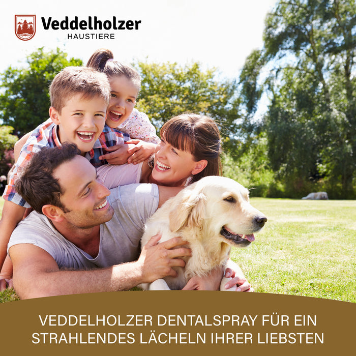 Lachende Familie mit zwei Kindern liegt auf der Wiese und umarmt ihren Golden Retriever – „für ein strahlendes Lächeln“