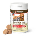 Weiße Dose „Diarrhoe Tabs“ mit Golden Retriever und grauer Katze auf dem Etikett, davor drei runde braune Kautabletten