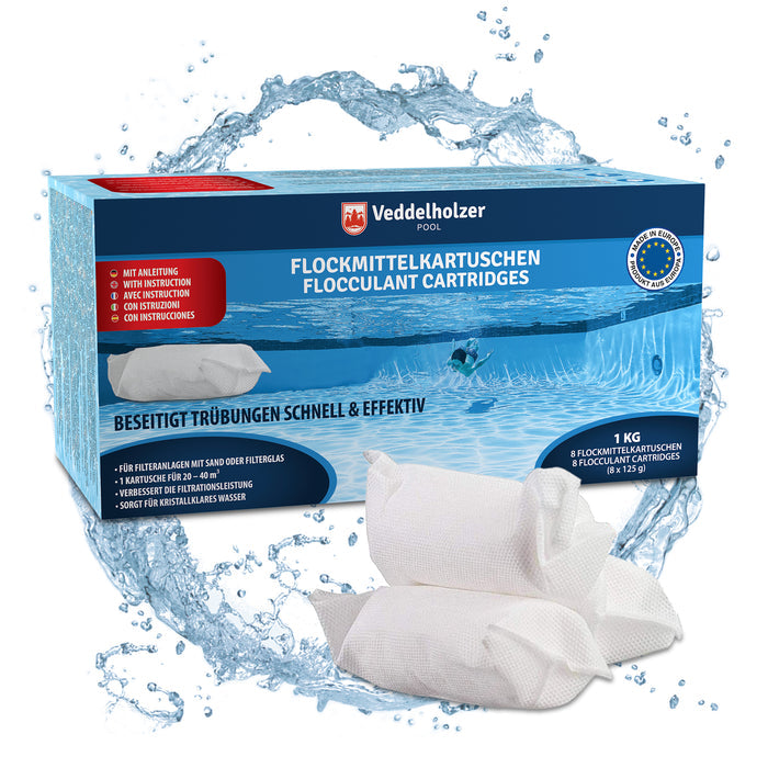Blaue Verpackung Flockmittelkartuschen 1 kg mit 8 x 125 g, davor zwei weiße Vliesbeutel, umgeben von Wasserspritzern
