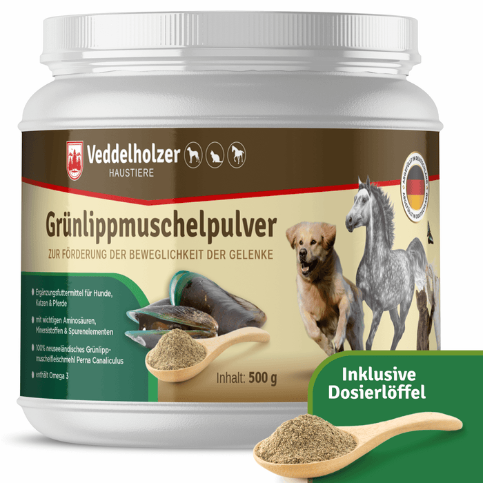Weiß-braune 500-g-Dose mit Muschel, Hund und Pferd auf dem Etikett, Hinweis „Inklusive Dosierlöffel“, davor Löffel mit beigem Pulver
