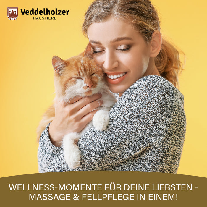 Lächelnde Frau schmiegt sich an eine rot-weiße Katze vor gelbem Hintergrund – Bildtext „Massage & Fellpflege in einem“