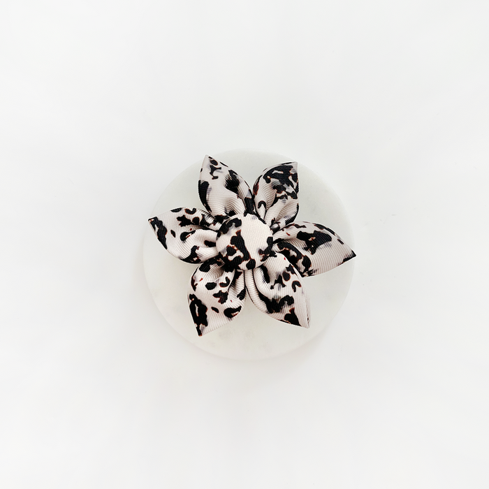 Cocopup London Ivory Tort collar flower in marbled cream and brown, displayed on a plain white background.