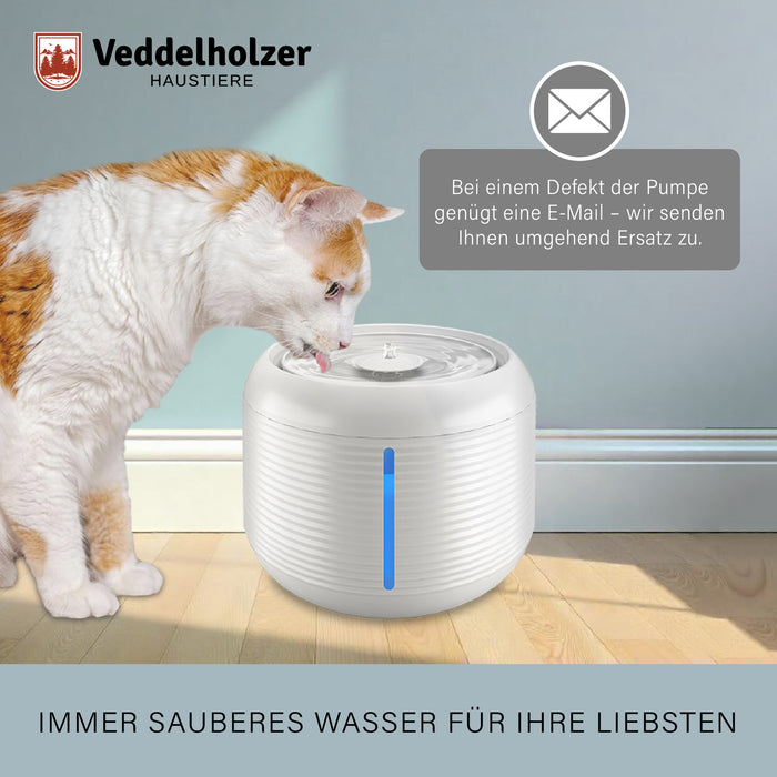 Rot-weiße Katze trinkt aus dem Brunnen, Hinweis: bei Pumpendefekt genügt eine E-Mail und Ersatz kommt umgehend