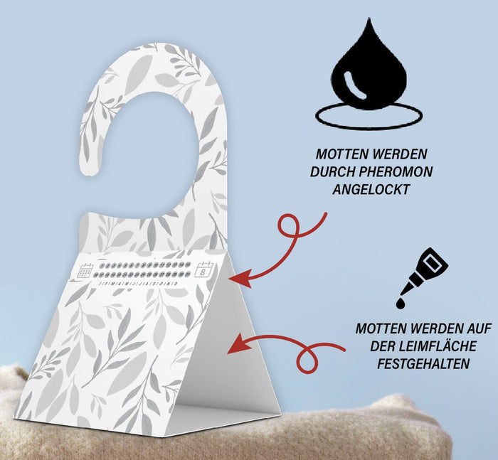 Dreieckig aufgestellte Falle auf Wolle mit Erklärung: Pheromon lockt Motten an, die Leimfläche hält sie fest