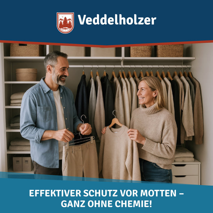 Paar im begehbaren Kleiderschrank hält Hose und beigen Pullover hoch – Bildtext „Effektiver Schutz vor Motten“