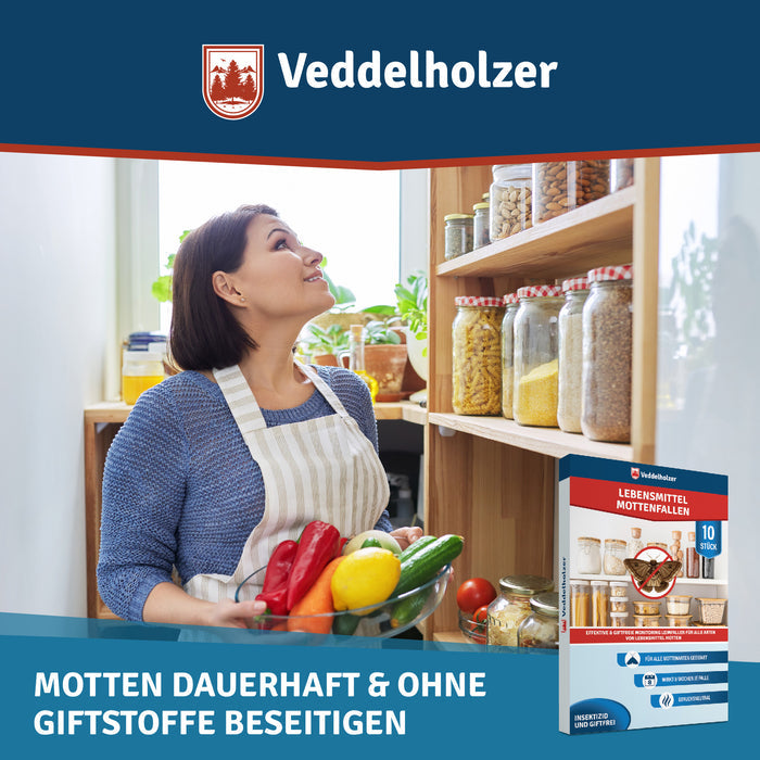 Frau mit Schürze hält eine Schale Gemüse vor dem Vorratsregal, rechts unten steht die Packung
