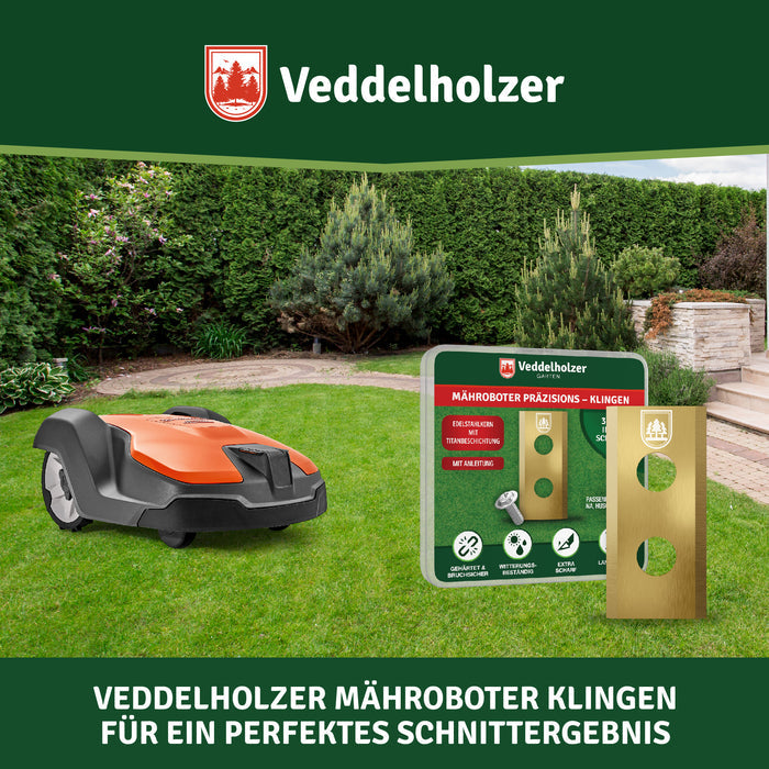 Orange-schwarzer Mähroboter auf dem Rasen vor einer Hecke, daneben die grüne Dose und eine goldene Klinge