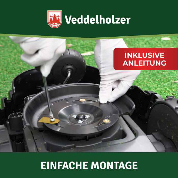Behandschuhte Hände montieren mit einem Schraubendreher eine Klinge am Messerteller des Mähroboters