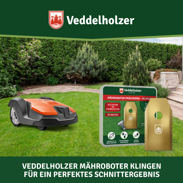 Oranger Mähroboter im Garten vor Hecke und Steinbeet, im Vordergrund Dose und fünfeckige Goldklinge