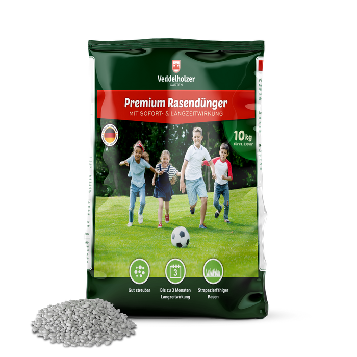 Grüner 10-kg-Sack mit spielenden Kindern auf dem Rasen und Icons „Gut streubar“, „3 Monate Langzeitwirkung“, davor graues Granulat