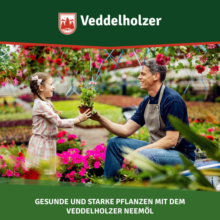 Mädchen reicht einem knienden Gärtner in der Gärtnerei einen Blumentopf – Bildtext „Gesunde und starke Pflanzen“