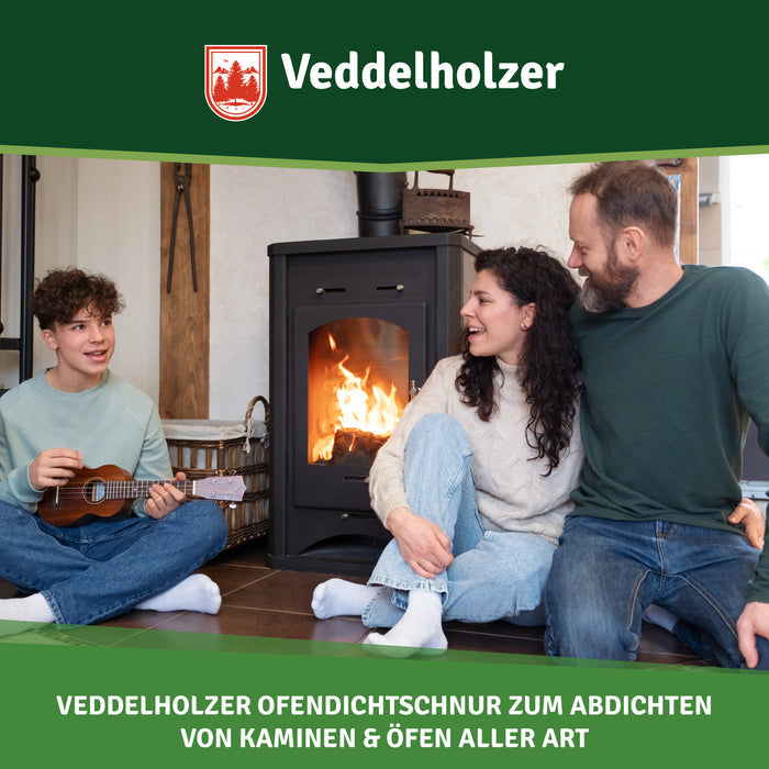 Familie sitzt vor dem brennenden Kaminofen, der Junge spielt Ukulele – Bildtext „zum Abdichten von Kaminen & Öfen aller Art“