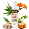 Weiße 100-ml-Flasche Pfotenbalsam mit Welpe und Katze auf dem Etikett, umgeben von Aloe Vera, Ringelblume, Sheabutter und Honigwabe