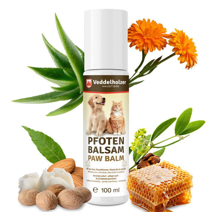 Weiße 100-ml-Flasche Pfotenbalsam mit Welpe und Katze auf dem Etikett, umgeben von Aloe Vera, Ringelblume, Sheabutter und Honigwabe