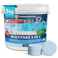 Weißer 5-kg-Eimer „Multitabs 5 in 1“ mit 200-g-Tabs, Hinweis „Frei von Borsäure & Kupfersulfat“, davor drei hellblaue Tabletten