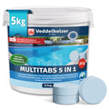 Weißer 5-kg-Eimer „Multitabs 5 in 1“ mit 20-g-Hinweis, davor drei hellblaue runde Chlortabletten