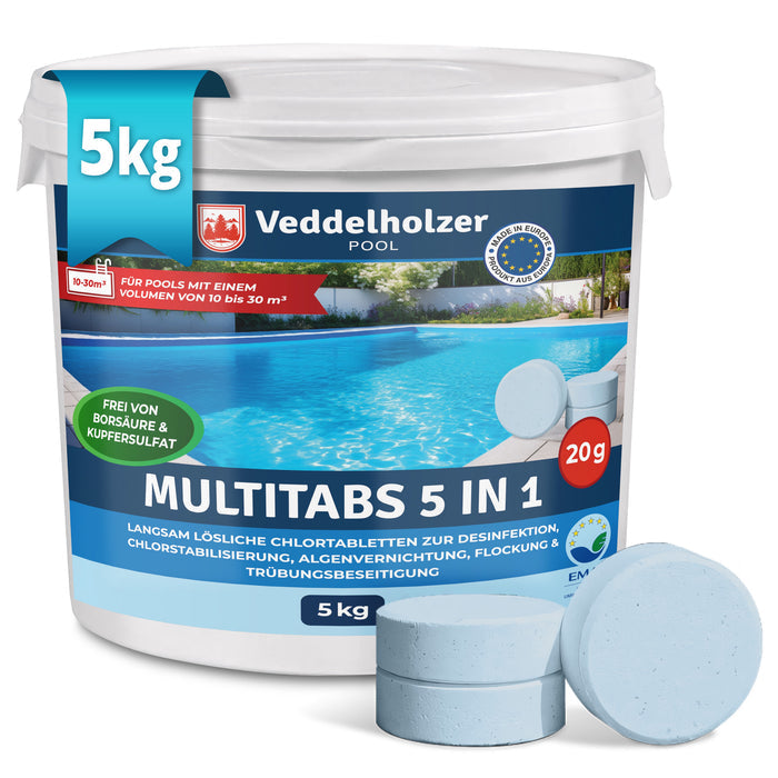 Weißer 5-kg-Eimer „Multitabs 5 in 1“ mit 20-g-Hinweis, davor drei hellblaue runde Chlortabletten