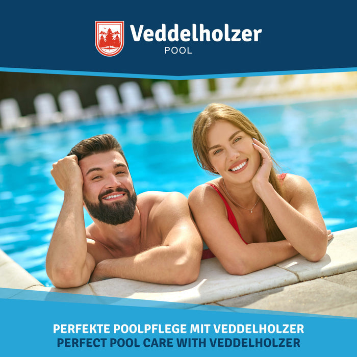 Lächelndes Paar lehnt im Wasser am Beckenrand – Bildtext „Perfekte Poolpflege mit Veddelholzer“
