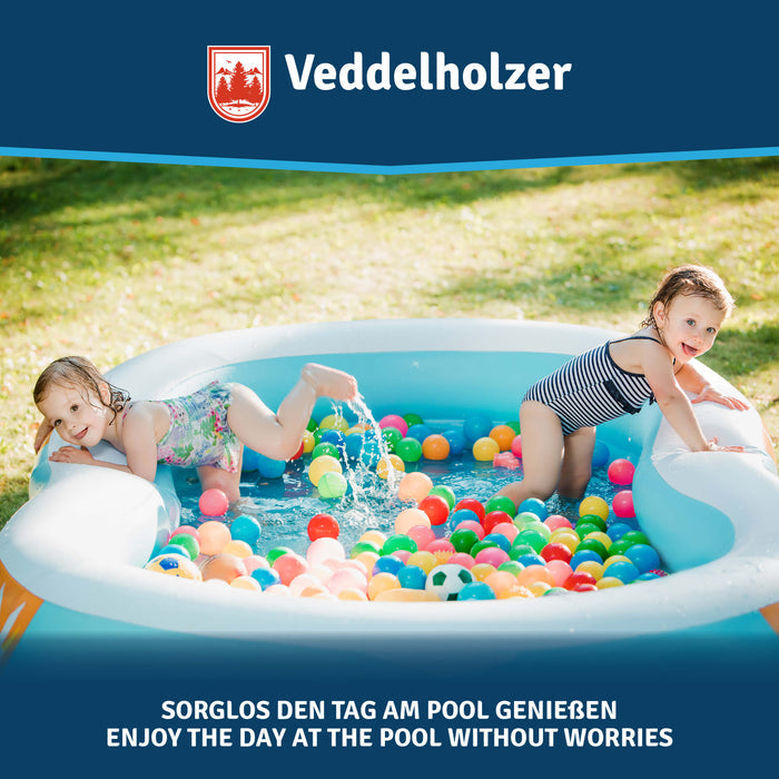 Zwei Mädchen spielen in einem Planschbecken voller bunter Bälle – Bildtext „Sorglos den Tag am Pool genießen“