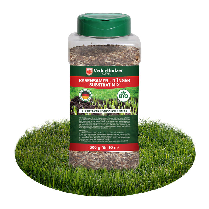 Durchsichtige Streudose mit grünem Deckel und Bio-Siegel, Etikett „Rasensamen – Dünger – Substrat Mix“, 500 g für 10 m², auf Rasenstück