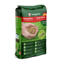 Grüner Beutel „Rasenpellets für dürreresistenten Rasen“, 1,2 kg für 30–40 m², auf der Front eine Hand voll länglicher Pellets