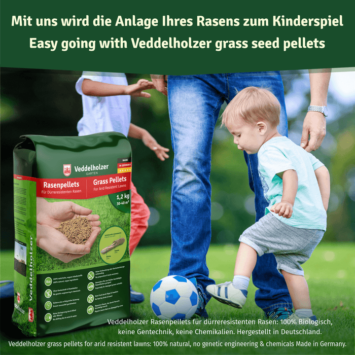 Kleinkind läuft an der Hand eines Erwachsenen über den Rasen zum Fußball, links der Pelletbeutel – „Anlage Ihres Rasens zum Kinderspiel“