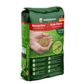Grüner Beutel „Rasenpellets Rasen Regeneration“, 1,2 kg für 30–40 m², Frontfoto mit zwei Händen voller heller Pellets