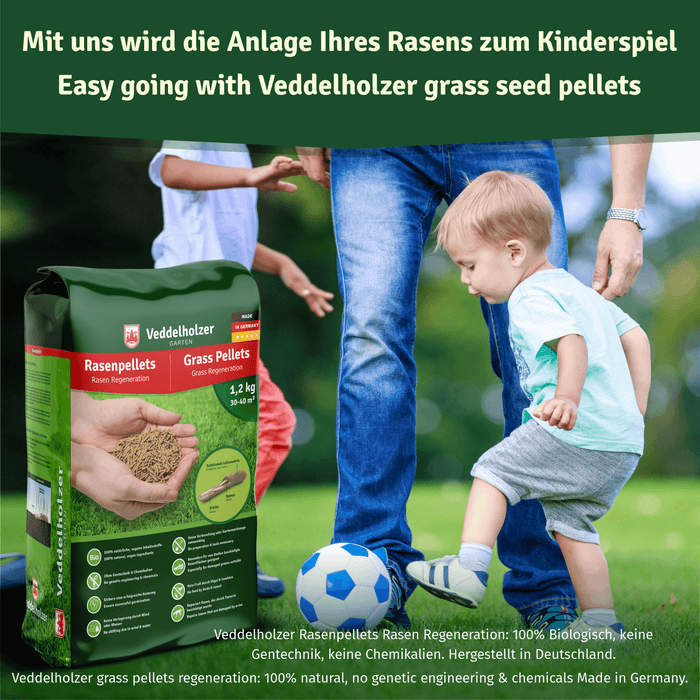 Kind in Turnschuhen stupst einen blau-weißen Fußball auf dem Rasen an, Erwachsener hält seine Hand, Beutel Regeneration im Vordergrund