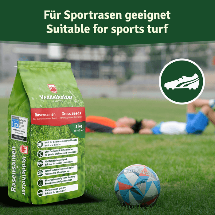 Beutel auf einem Sportplatz neben rot-blauem Fußball, Fußballschuh-Icon, im Hintergrund liegende Kinder – „Für Sportrasen geeignet“