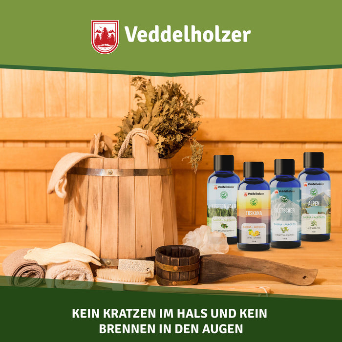 Holzsauna mit Aufgusskübel, Kelle, Birkenquast, Bürste und Handtuch, davor stehen die vier Duftflaschen
