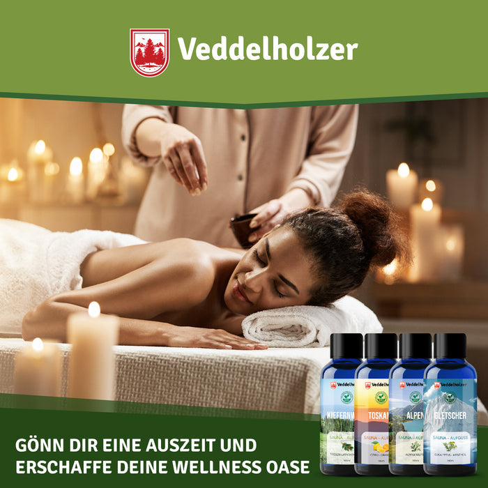 Frau liegt bei Kerzenschein auf einer Massageliege, die Therapeutin träufelt Öl auf den Rücken, rechts die vier Flaschen
