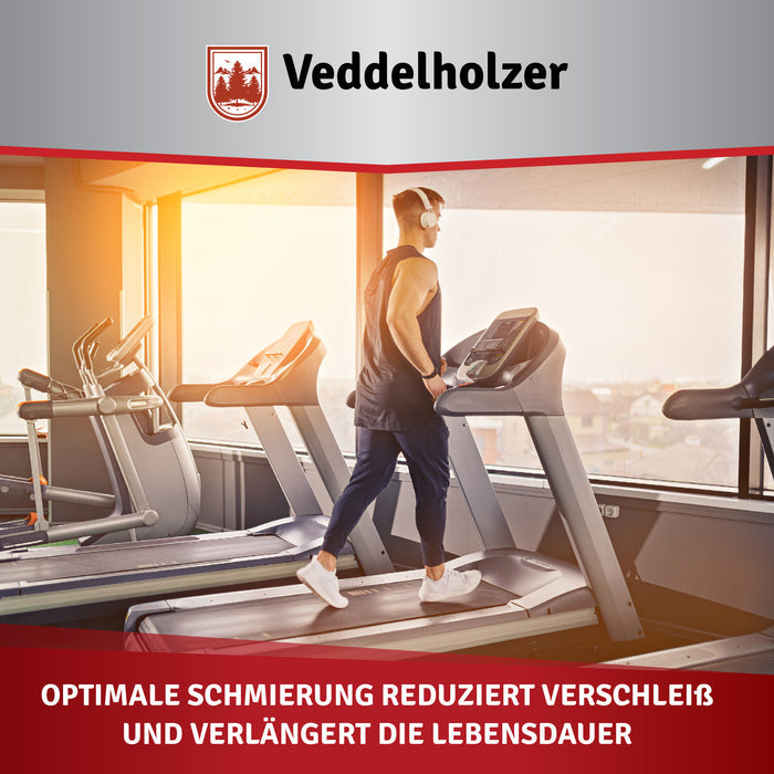 Mann mit Kopfhörern geht auf einem Laufband im sonnigen Fitnessstudio – Bildtext „Optimale Schmierung reduziert Verschleiß“