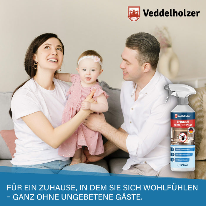 Eltern mit Baby lachen auf dem Sofa, rechts die Sprühflasche – „Für ein Zuhause ohne ungebetene Gäste“