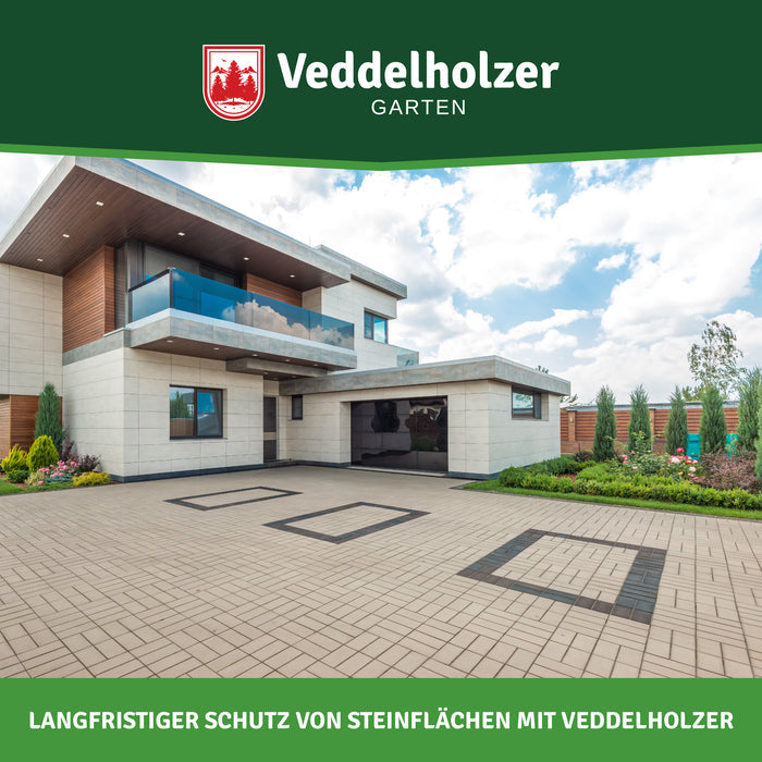 Modernes Wohnhaus mit großer gepflasterter Einfahrt – Bildtext „Langfristiger Schutz von Steinflächen mit Veddelholzer“
