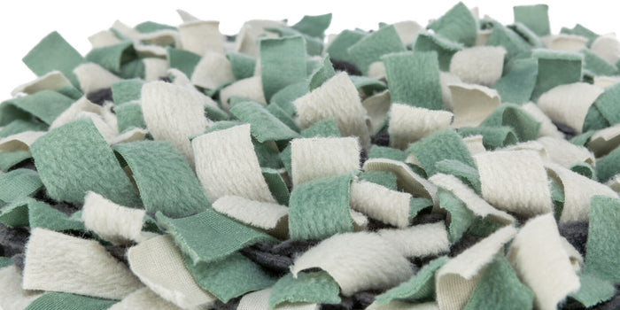 Close-up of the two tassel lengths on the Trixie snuffle mat