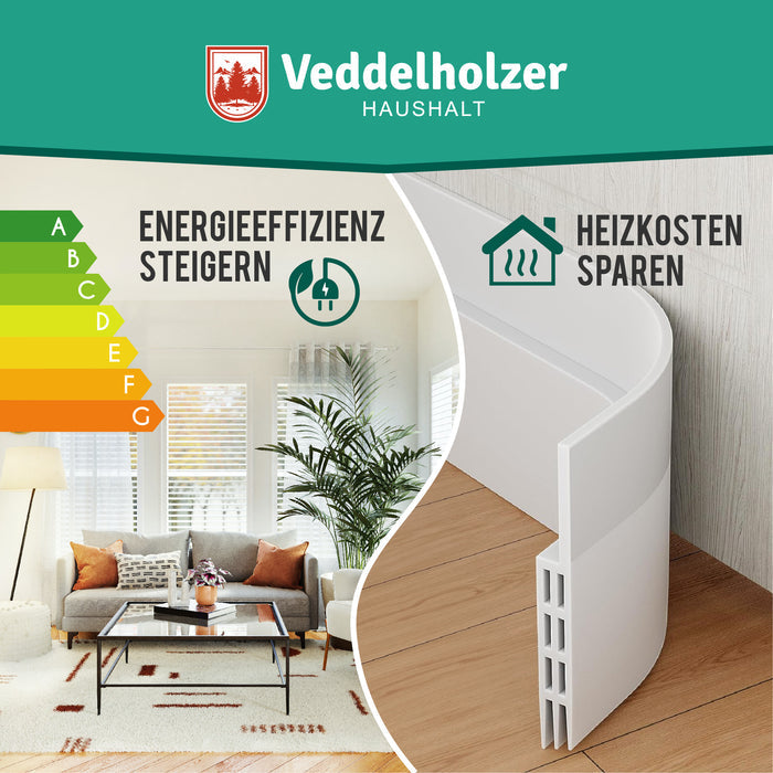 Helles Wohnzimmer mit Sofa neben Energieeffizienzskala A bis G – „Energieeffizienz steigern“ und „Heizkosten sparen“