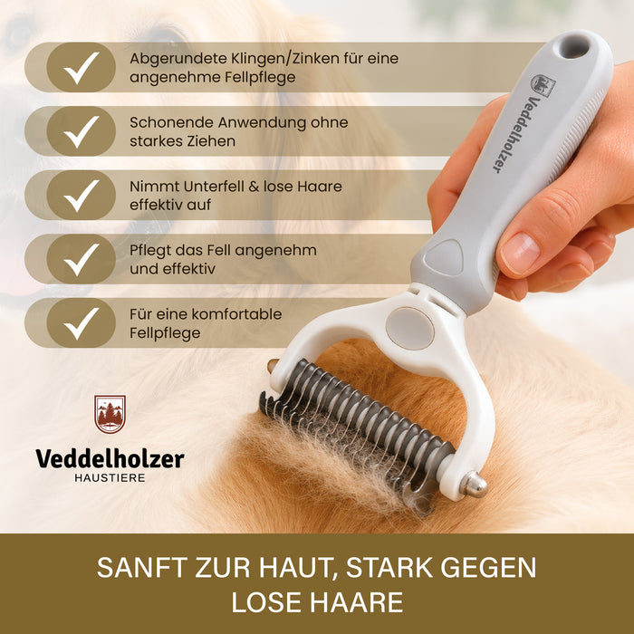 Hand führt die Bürste durch das cremefarbene Fell eines Langhaarhundes – nimmt Unterfell und lose Haare ohne Ziehen auf