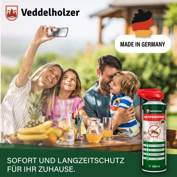 Familie macht ein Selfie am gedeckten Gartentisch mit Obst und Saft, rechts die Dose und das Siegel „Made in Germany“